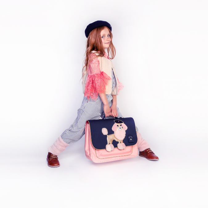 Trendy schoolbag for children from 6 to 8 years old. This Pet-à-Porter Jeune Premier midi “it-bag” is a real back-to-school essential.