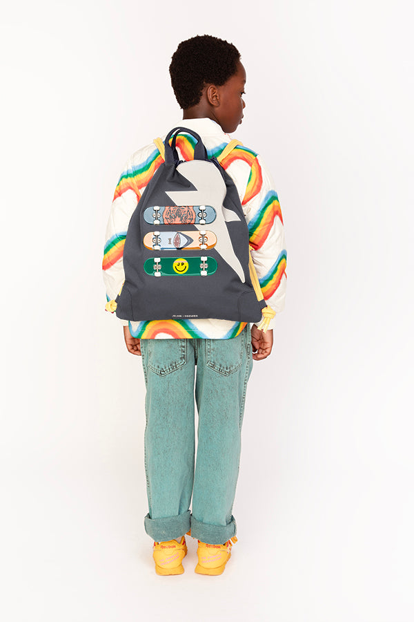 City Bag Skate. Trendy bag for school and leisure for all ages. This bag is a true chameleon: wear it as a tote when you hit the city, a fashionable backpack or as a water repellent gym bag.