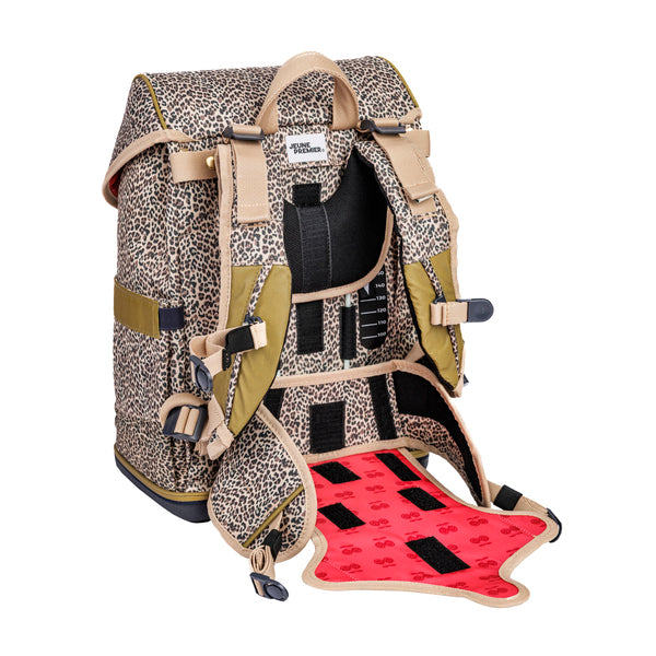 Discover the Ergomaxx Leopard Cherry, the most ergonomic and durable backpack in the world for girls aged 6 to 10.