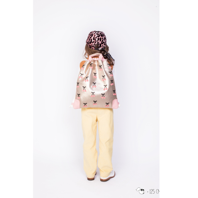 The multifunctional Jeune Premier Cherry Pompon City Bag can be used as a swimming bag, sports bag or fashion accessory, for any age and any occasion!