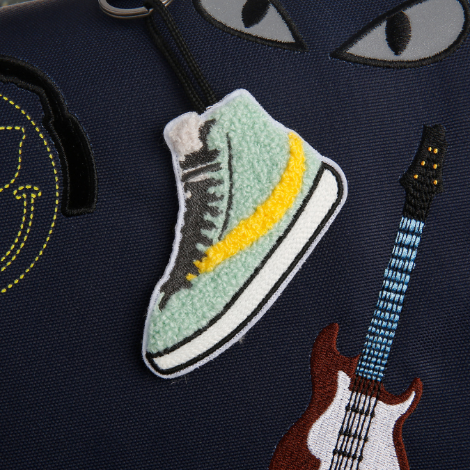 Check out the Jeune Premier bestseller: the It Bag Midi schoolbag is a true back-to-school essential. The navy blue Mr. Gadget design full of cool gadgets is Jeune Premier's all-time bestseller for boys.