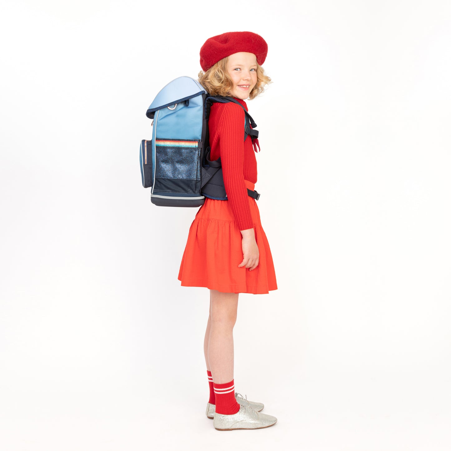 Ergonomic, trendy backpack for children from 6 years old. The load-bearing system transfers 50% of the weight to the hips. Design: Unicorn Universe.