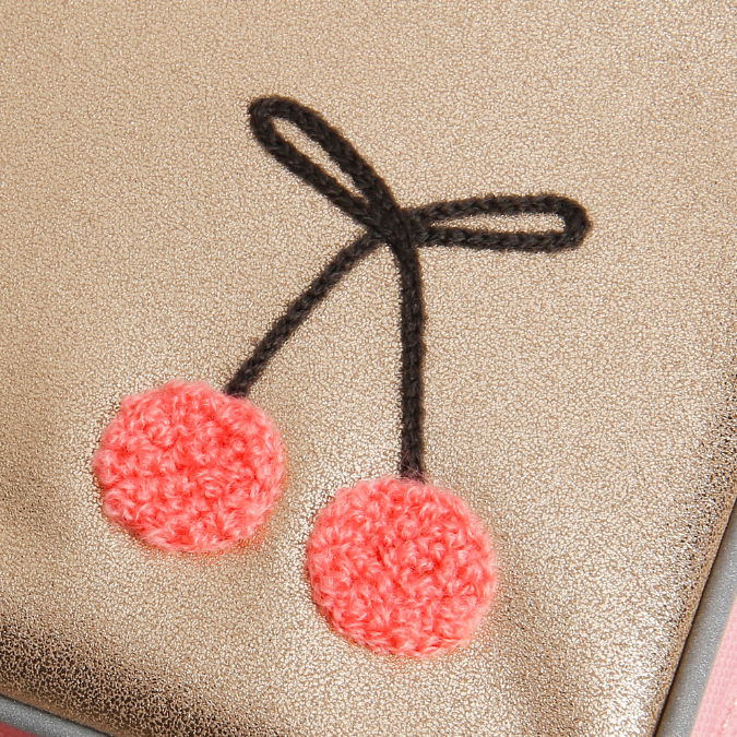 Discover the Ergomaxx, the most ergonomic and durable backpack in the world for girls aged 6 to 10. The Cherry Pompon design is a Jeune Premier bestseller.