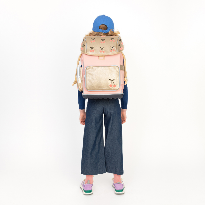 Discover the Ergomaxx, the most ergonomic and durable backpack in the world for girls aged 6 to 10. The Cherry Pompon design is a Jeune Premier bestseller.