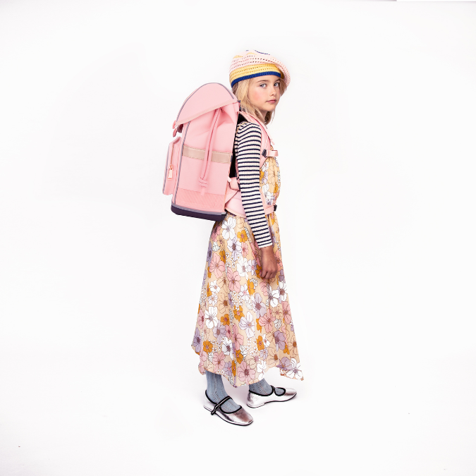 Discover the Ergomaxx, the most ergonomic and durable backpack in the world for girls aged 6 to 10. The Pegasus print is ideal for rainbow and unicorn lovers.