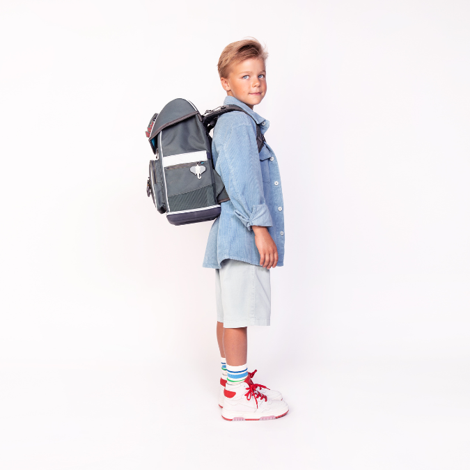 Discover the Ergomaxx Big Five, the most ergonomic and durable backpack in the world for boys aged 6 to 10. The khaki Big Five design is the all-time bestseller for boys.