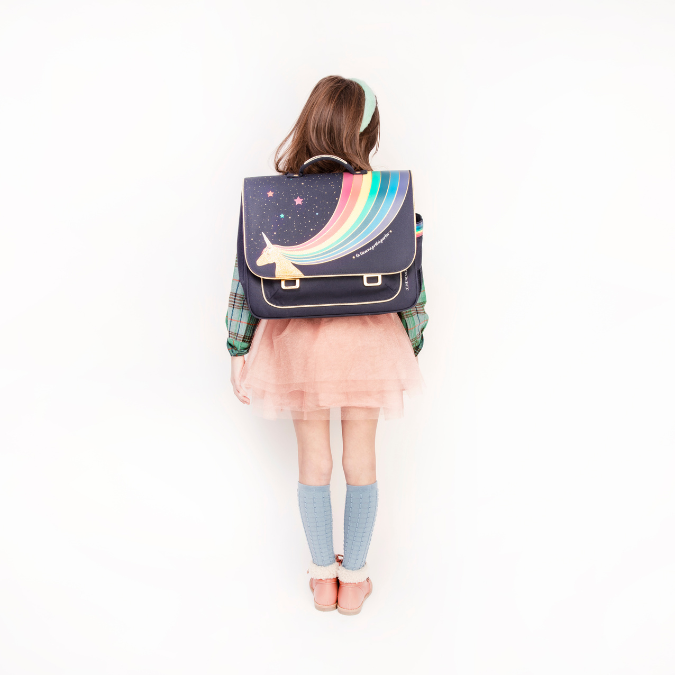 Trendy schoolbag for children from 6 to 8 years. This midi “it-bag” is a real back-to-school essential. Design: Unicorn Gold.