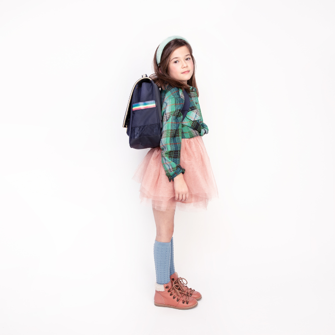 Trendy schoolbag for children from 6 to 8 years. This midi “it-bag” is a real back-to-school essential. Design: Unicorn Gold.