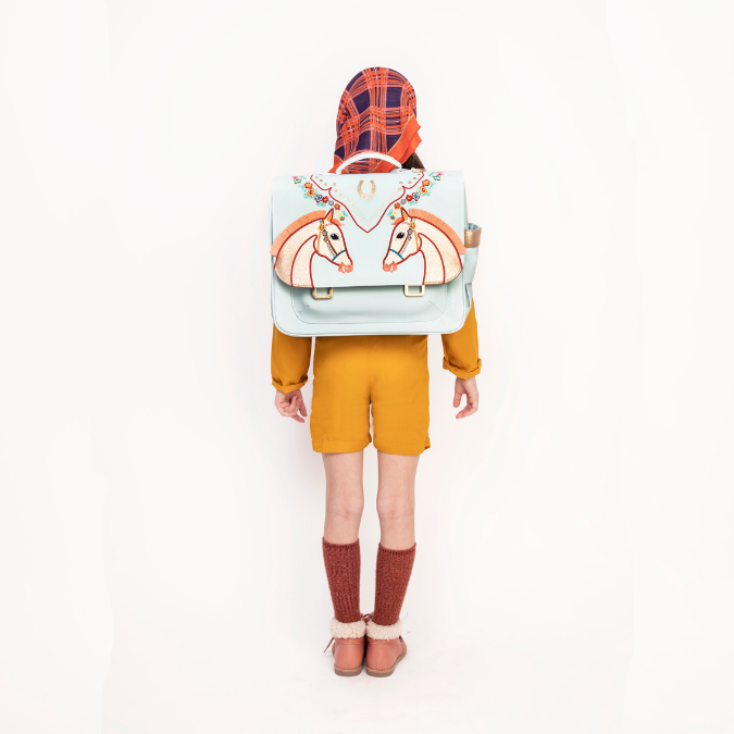 Check out the Jeune Premier bestseller: the It Bag Midi schoolbag, a true back-to-school essential. This high quality schoolbag with a beautiful Cavalerie Florale design is ideal for girls aged 6 to 8 years.