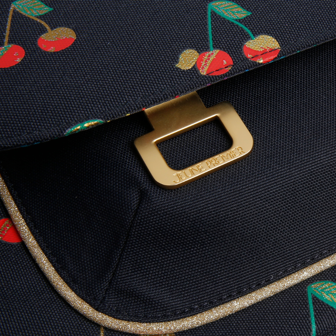 Trendy schoolbag for girls from the first year of school onwards. This It Bag Midi Love Cherries is a real back-to-school essential.
