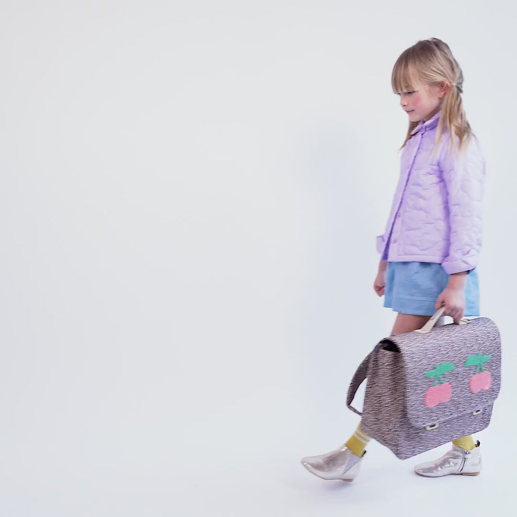 Check out the Jeune Premier bestseller: the It Bag Midi schoolbag, a true back-to-school essential. This high quality schoolbag with a beautiful Croisette Cornette design with glitters is ideal for girls aged 6 to 8 years.